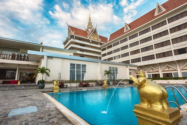 hotel-cambodiana-phnom-penh-pool1